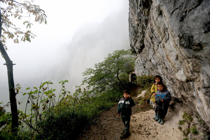 教室不遠(yuǎn)處僅有的空地便是孩子們課間玩樂(lè)的場(chǎng)所
