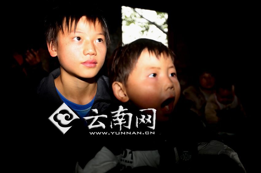 孩子認(rèn)真地跟著袁老師讀拼音。徐弘毅 攝