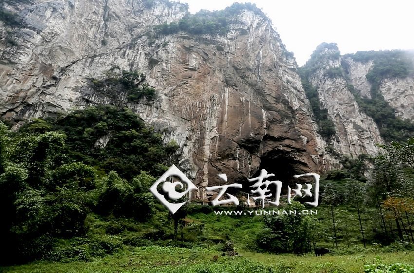 大鍋圈小學(xué)就建在這樣一個(gè)懸崖絕壁邊上。