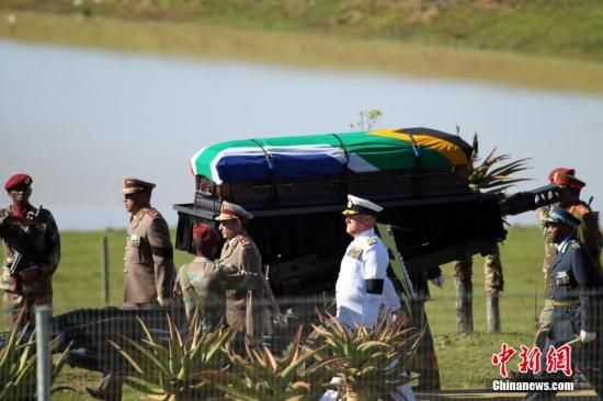 圖為南非海、陸、空三軍首腦為曼德拉護(hù)靈。宋方燦 攝