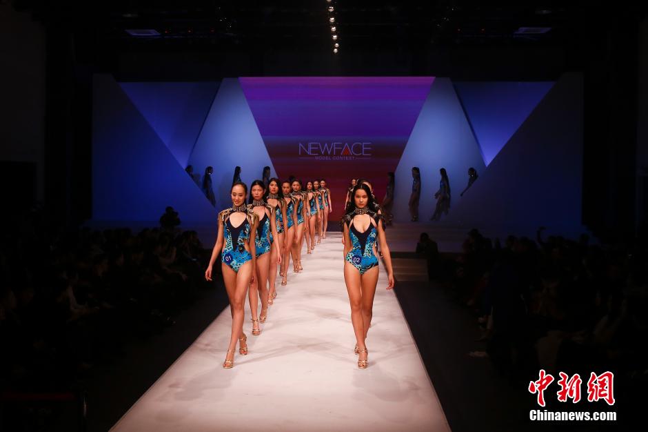 新面孔中國模特大賽總決賽 選手戴口罩呼喚環(huán)保 新面孔中國模特大賽總決賽 選手戴口罩呼喚環(huán)保