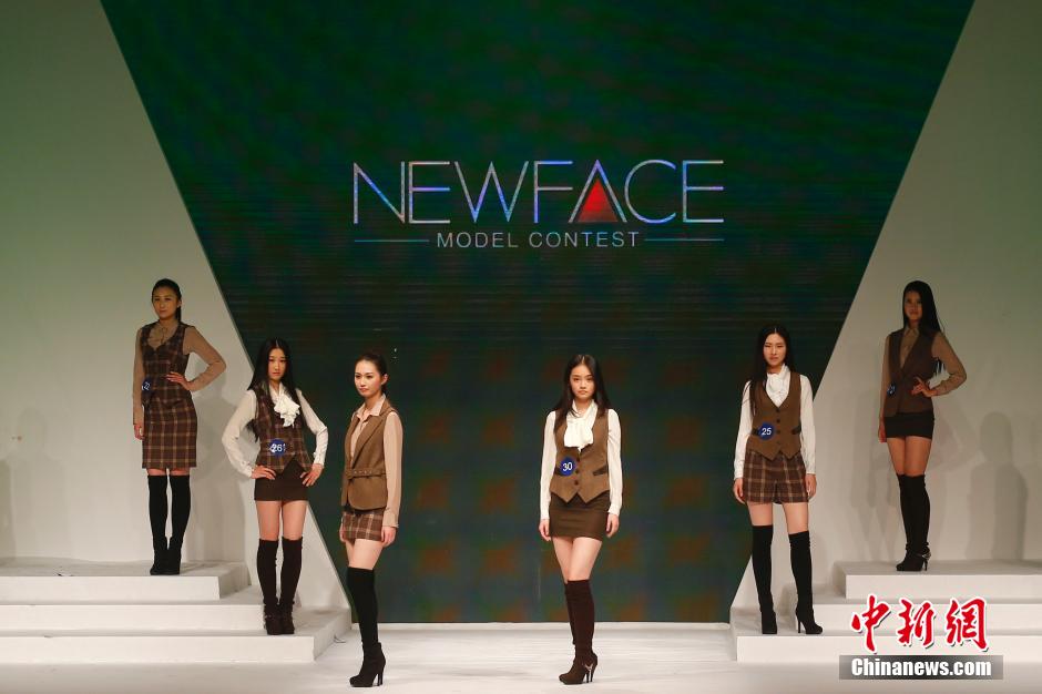 新面孔中國模特大賽總決賽 選手戴口罩呼喚環(huán)保 新面孔中國模特大賽總決賽 選手戴口罩呼喚環(huán)保