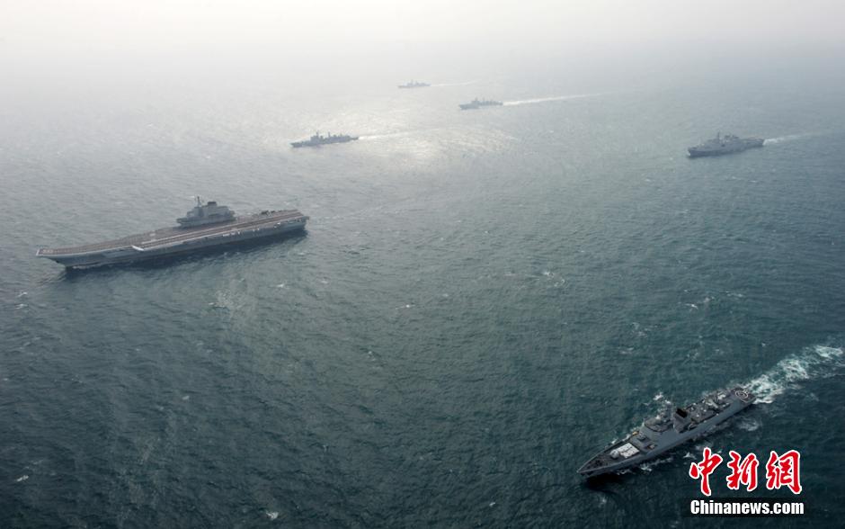 圖為遼寧艦與水面艦艇進(jìn)行協(xié)同訓(xùn)練。中新社發(fā) 胡鍇冰 攝