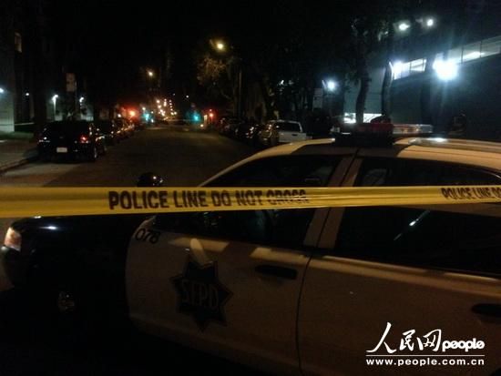 縱火案件發(fā)生在1月1日晚9時(shí)25分，舊金山當(dāng)?shù)鼐胶拖绬T幾分鐘內(nèi)趕到事故現(xiàn)場(chǎng)，并迅速撲滅了火情。記者1日晚趕到現(xiàn)場(chǎng)時(shí)，領(lǐng)館正門所在區(qū)域已經(jīng)被警察封鎖。