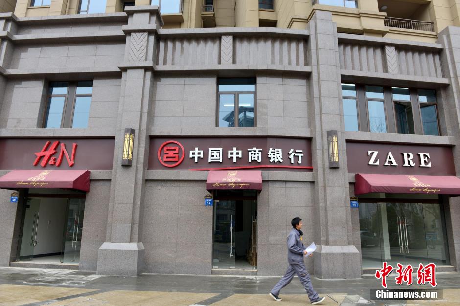 “知名大牌”集結(jié)無錫某樓盤商業(yè)街 細看全是“李鬼” “知名大牌”集結(jié)無錫某樓盤商業(yè)街 細看全是“李鬼”