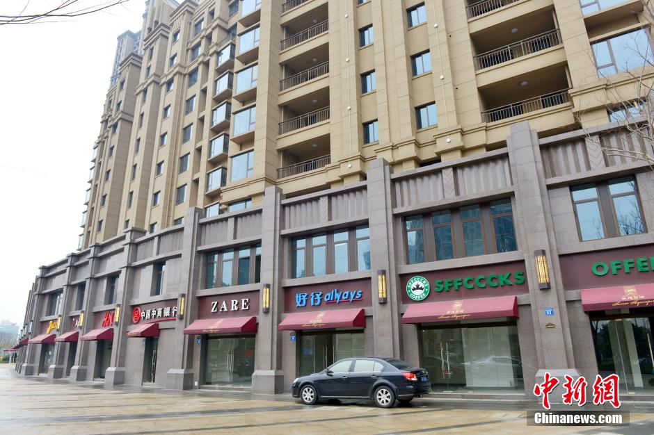 “知名大牌”集結(jié)無錫某樓盤商業(yè)街 細看全是“李鬼” “知名大牌”集結(jié)無錫某樓盤商業(yè)街 細看全是“李鬼”