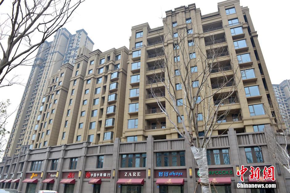 “知名大牌”集結(jié)無錫某樓盤商業(yè)街 細看全是“李鬼” “知名大牌”集結(jié)無錫某樓盤商業(yè)街 細看全是“李鬼”