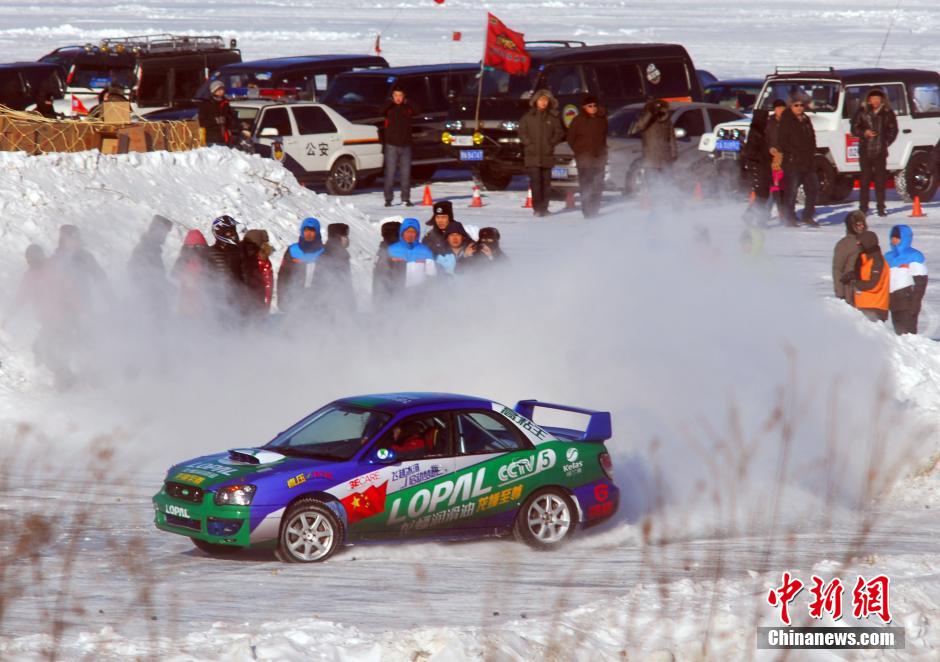 圖為參加“飛越冰河”大型體育極限運動挑戰(zhàn)賽事的選手在冰封的黑龍江上進行冰雪飛車漂移。中新社發(fā) 邱齊龍