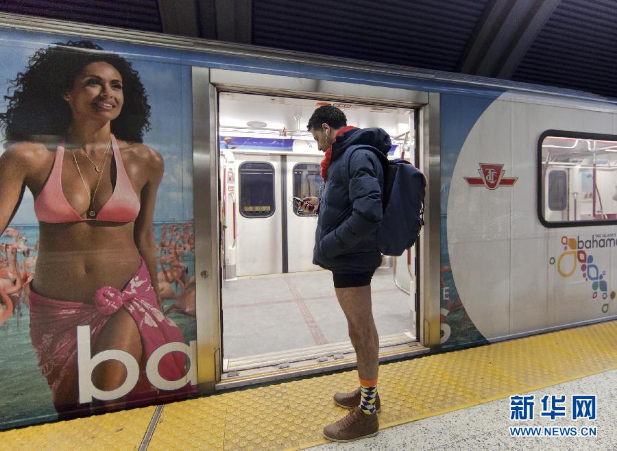 1月12日，在加拿大多倫多，一名只穿著內(nèi)褲的男子在車站等候地鐵。