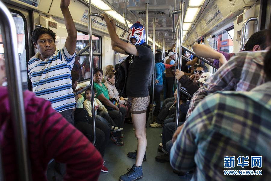 一名參加不穿褲子搭地鐵活動的男子站在地鐵車廂內(nèi)。