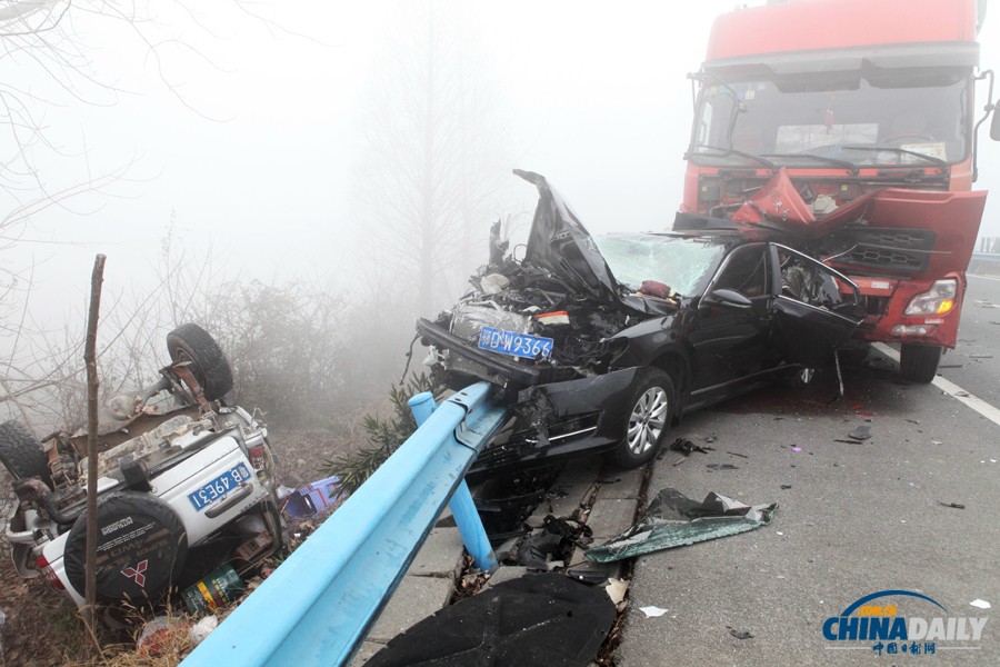 事故現(xiàn)場(chǎng)?；荼?攝