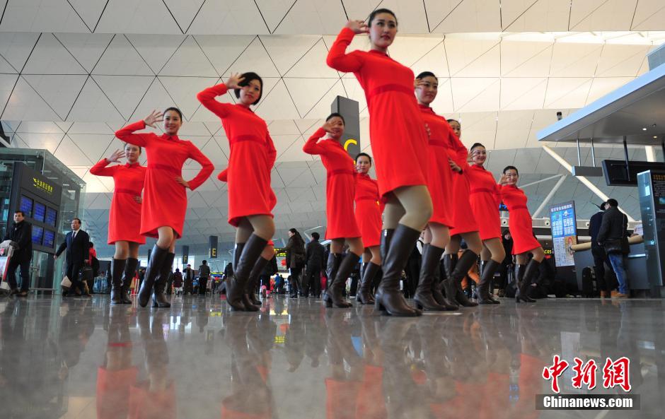 1月23日，機(jī)場工作人員在跳“快閃”舞蹈。