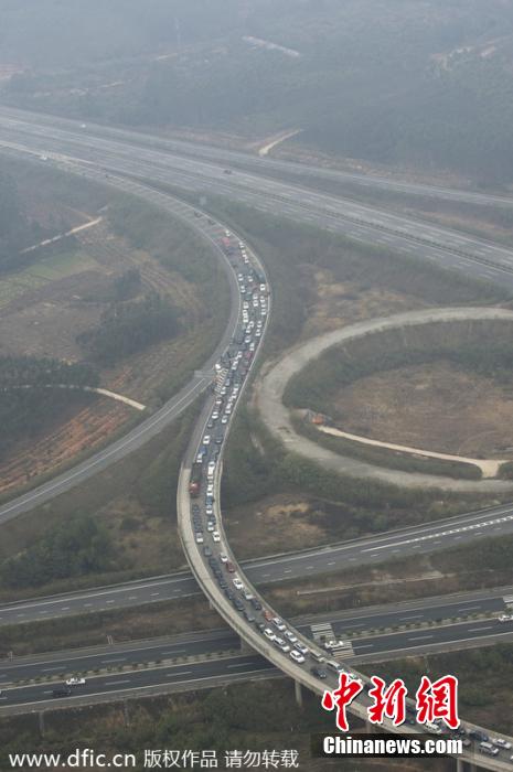航拍春運(yùn)路況 廣河長(zhǎng)深高速交界車隊(duì)綿延幾公里 航拍春運(yùn)路況 廣河長(zhǎng)深高速交界車隊(duì)綿延幾公里