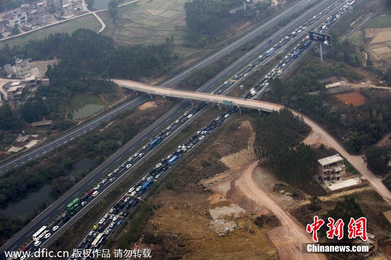 航拍春運(yùn)路況 廣河長(zhǎng)深高速交界車隊(duì)綿延幾公里 航拍春運(yùn)路況 廣河長(zhǎng)深高速交界車隊(duì)綿延幾公里