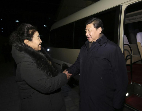 習(xí)近平27日晚看望了牛玉儒同志家屬。