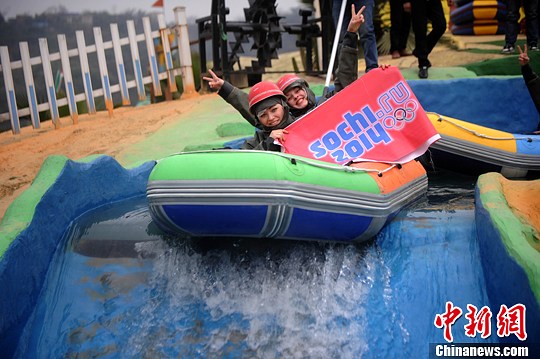 　圖為外國(guó)友人舉著標(biāo)語(yǔ)體驗(yàn)水上漂。陳超　攝