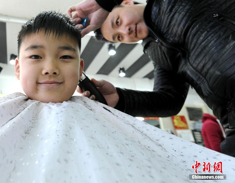 二月二龍?zhí)ь^ 娃娃“剃龍頭”萌態(tài)百出 二月二龍?zhí)ь^ 娃娃“剃龍頭”萌態(tài)百出