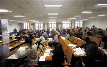 招考報考人數(shù)雙降 招考報考人數(shù)雙降