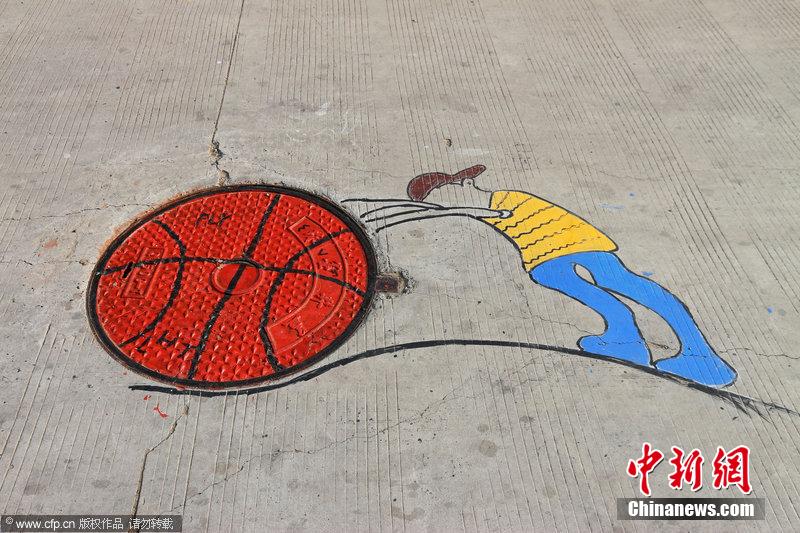 華北水院井蓋穿卡通外衣 集體“賣萌” 華北水院井蓋穿卡通外衣 集體“賣萌”