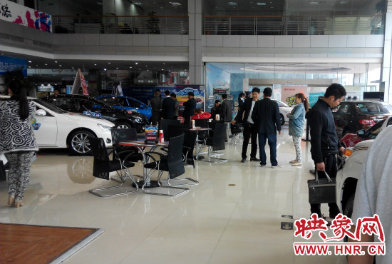 一大早來到4S店選車的顧客絡(luò)繹不絕。