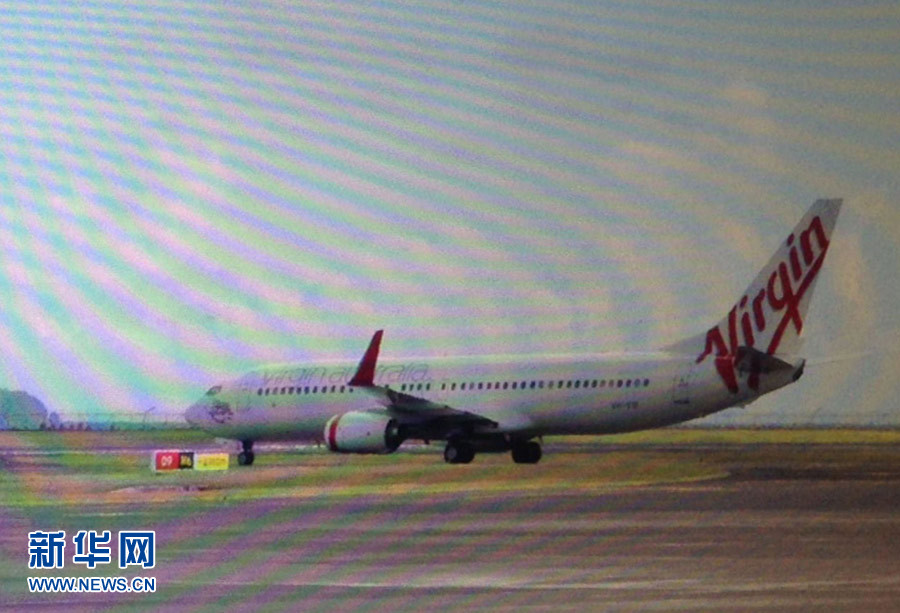 4月25日，迫降的澳大利亞維珍航空公司客機(jī)停在印度尼西亞巴厘島登巴薩機(jī)場(chǎng)（透過飛機(jī)舷窗拍攝）。