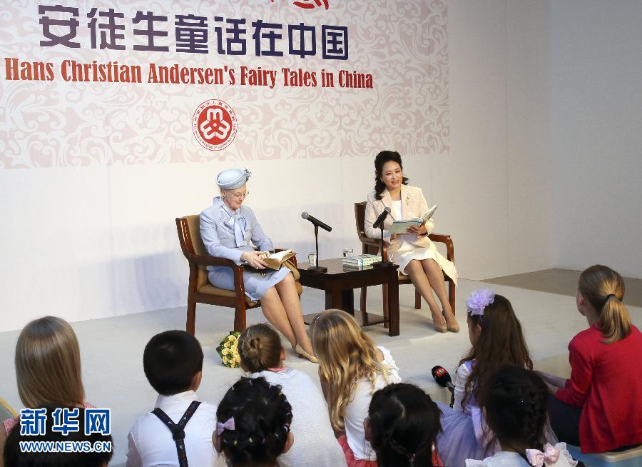 這是彭麗媛和瑪格麗特二世來到兩國(guó)孩子們當(dāng)中，為孩子們朗讀安徒生童話《丑小鴨》選段。