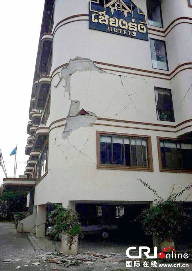 　當?shù)貢r間2014年5月5日，泰國清萊，一棟酒店大樓墻皮脫落。 圖片來源：東方IC