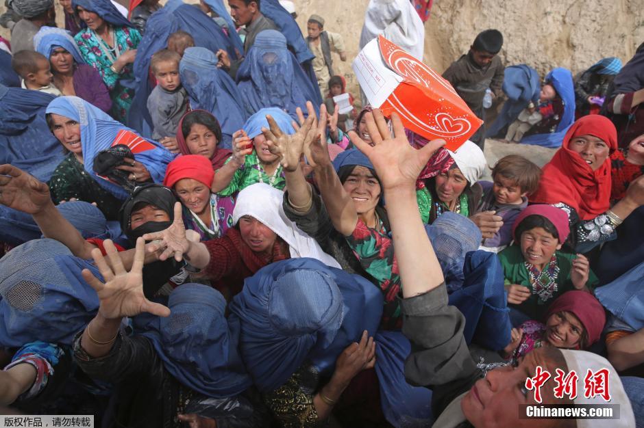 阿富汗山體滑坡災(zāi)民哄搶救災(zāi)物資 阿富汗山體滑坡災(zāi)民哄搶救災(zāi)物資