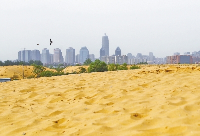 鄭州龍湖邊現(xiàn)人造沙漠 風(fēng)起揚(yáng)沙坑苦附近居民 鄭州龍湖邊現(xiàn)人造沙漠 風(fēng)起揚(yáng)沙坑苦附近居民