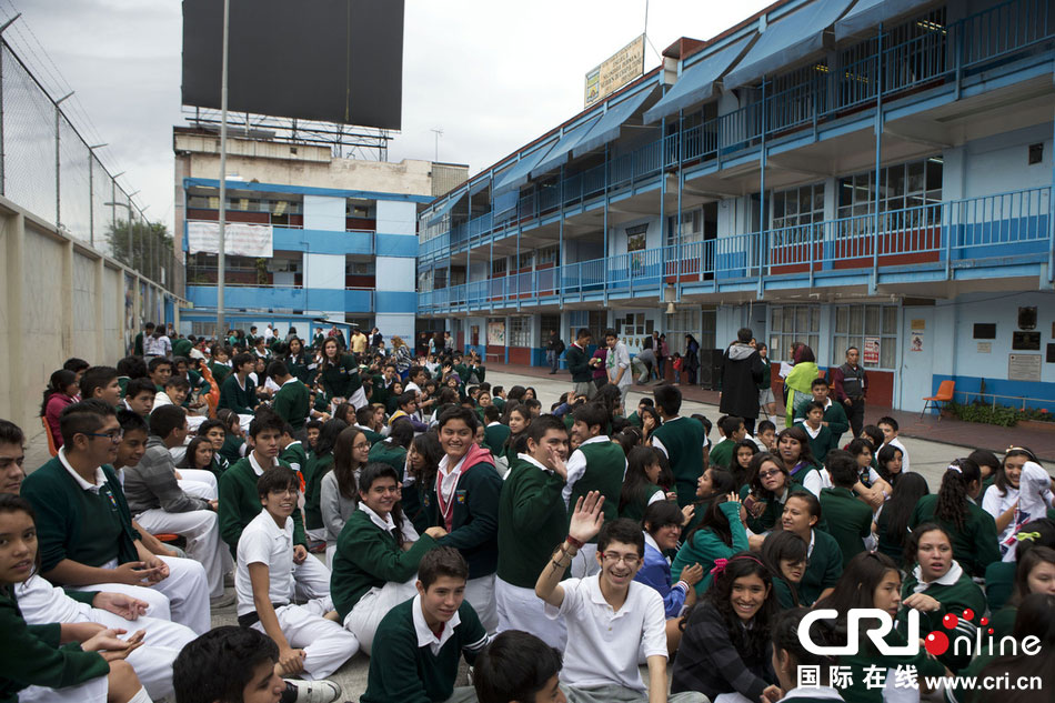 當(dāng)?shù)貢r(shí)間2014年5月8日，墨西哥墨西哥城，學(xué)生聚集在庭院內(nèi)。　