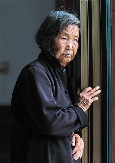 為了能“睡棺木”土葬，潘秀英四次喝農(nóng)藥自殺，后被搶救過(guò)來(lái)。