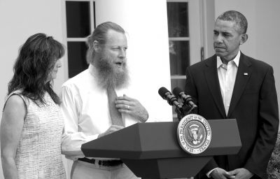 美國總統(tǒng)奧巴馬和伯格達(dá)爾的父母共同出席新聞發(fā)布會。圖/CFP