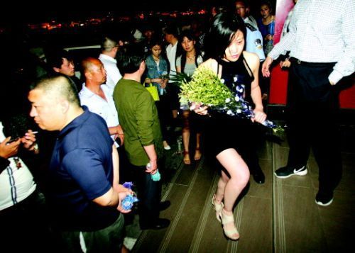 血案發(fā)生幾天來，很多招遠(yuǎn)市民自發(fā)送來鮮花，悼念逝者。本報記者趙金陽見習(xí)記者呂奇攝