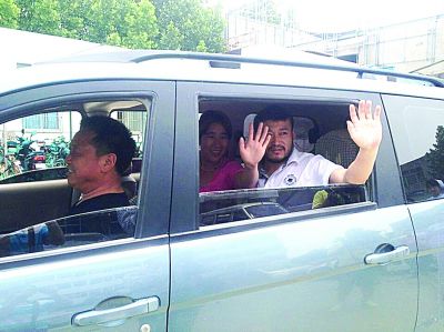 孫正龍和妻子、家人，揮手和醫(yī)護(hù)人員告別。張凌飛