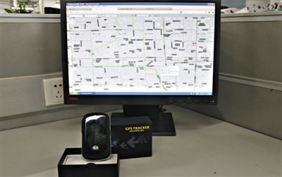 記者花近400元網(wǎng)購的定位監(jiān)聽器，能通過短信激活，進(jìn)行實(shí)時(shí)監(jiān)聽。