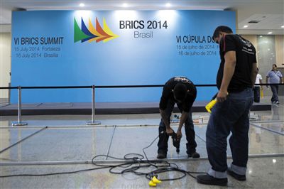 　13日，福塔萊薩的塞阿拉州會展中心，工作人員布置會場新聞發(fā)布廳。