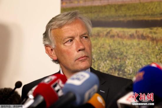 7月17日，在荷蘭阿姆斯特丹斯希普霍爾機(jī)場舉行的的新聞發(fā)布會上，馬航歐洲區(qū)負(fù)責(zé)人介紹情況。