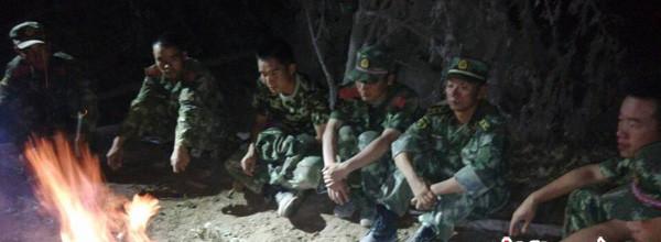 8月5日晚，受困官兵等待天亮以后的救援。