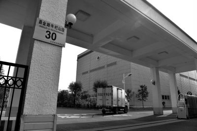 一輛貨車正駛進紅會備災倉庫。京華時報記者 趙思衡 攝