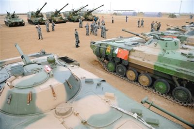 8月21日,在朱日和基地,中外參演部隊(duì)代表在裝備展覽交流活動(dòng)現(xiàn)場(chǎng)參觀中國(guó)人民解放軍裝備。