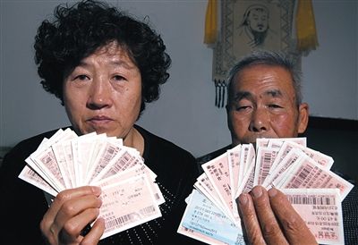 尚愛云夫婦展示上訪留下的車票,這些只是一部分。