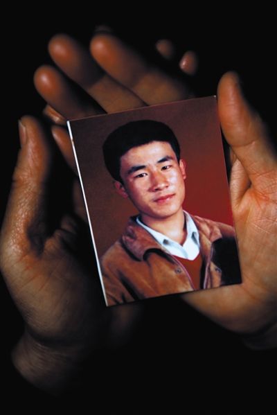 尚愛云捧著兒子的照片。