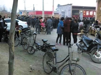 　11月9日下午，暴力催債的社會人員持械進入獻縣安莊后，村民們聚集在一起準備反抗。村民供圖