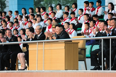 5月2日，金正恩與金與正（前排左二）一起觀看比賽。