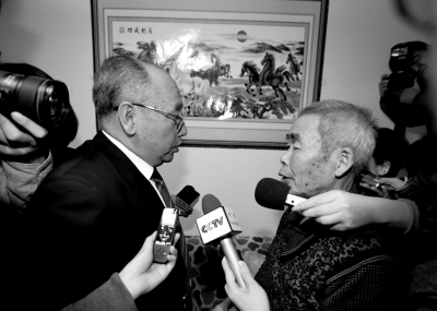 15日，內(nèi)蒙古高院副院長趙建平（左）帶隊向呼格吉勒圖父母送達再審法律文書。