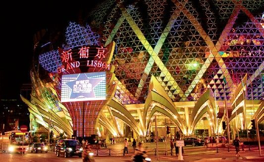 　澳門(mén)賭場(chǎng)貴賓廳的冷清，在許多人看來(lái)，是當(dāng)?shù)亟?jīng)濟(jì)轉(zhuǎn)型的好機(jī)會(huì)。