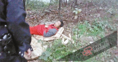 在草叢中睡覺的男子竟是名網(wǎng)上逃犯。