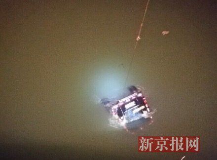 運(yùn)鈔車(chē)打撈現(xiàn)場(chǎng)。