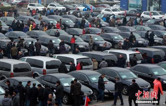 2015年1月25日，首批國家和中央機(jī)關(guān)取消的公務(wù)用車在北京亞運(yùn)村汽車交易市場拍賣。106輛公務(wù)用車