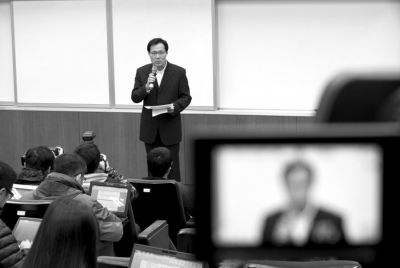 2月8日，在臺(tái)北福華會(huì)館，復(fù)興航空代表劉忠繼向媒體介紹家屬說(shuō)明會(huì)溝通情況。新華社發(fā)